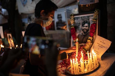 Journalisten zünden Kerzen für den getöteten Reuters-Fotografen Danish Siddiqui an. Der Pulitzerpreis-Gewinner ist bei Gefechten zwischen afghanischen Sicherheitskräften und Taliban-Kämpfern am 17. Juli ums Leben gekommen. Foto: dpa 