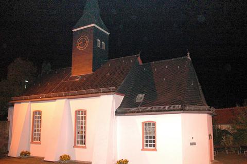 Abends strahlt das kleine Gotteshaus in Allendorf im Licht der Scheinwerfer, das kirchliche Leben indes ist zum Erliegen gekommen. Foto: Jung