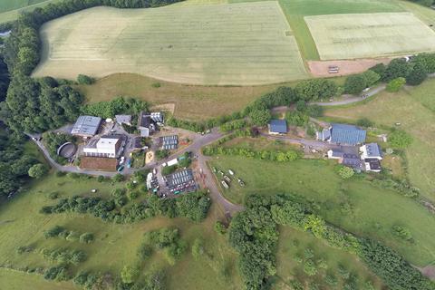 Luftaufnahme des Gladbacherhofs in Villmar. Der neue Kuhstall entsteht in der Nähe der Gebäude rechts im Bild. Foto: Franz Schulz