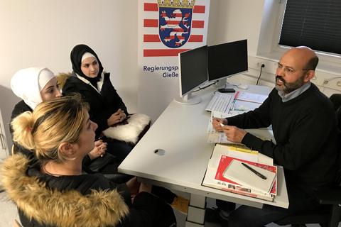 Alle zwei Wochen bietet Abderrahim En-Nosse in der Erstaufnahmeeinrichtung eine erste Berufsberatung für neu in Gießen angekommene Flüchtlinge.  Foto: Berghöfer 