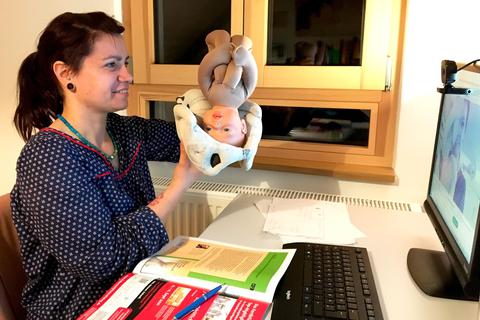 Die Theorie klappt auch per Webcam: Hebamme Jenny Schröder zeigt mit Beckenmodell und Puppe, wie sich ein Baby durch den Geburtskanal bewegt. Foto: Schröder 