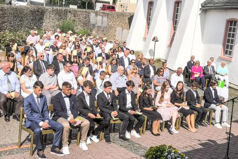 Unter freiem Himmel bei herrlichem Sonnenschein feiern die Allendorfer Konfirmation. Foto: Jung