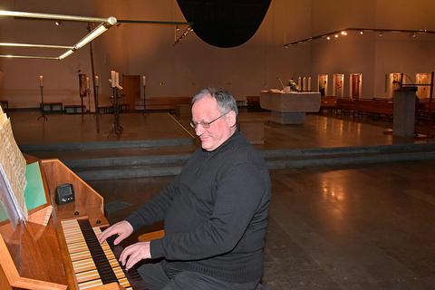 Nutzte die ganze Klangvielfalt der Kreienbrink-Orgel: Kirchenmusiker Hermann Wilhelmi.  Foto: Schultz 