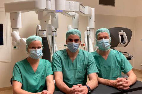 Das Team der Gießener Adipositas-Chirurgie: Dr. Anna Bender, Privatdozent Dr. Thilo Sprenger und Dr. Ingolf Askevold (von links). Foto: Uniklinikum 