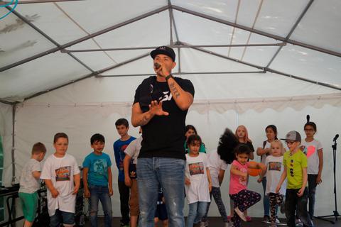 Begeistert tanzen die Kids mit Rapper "Bedoblack" auf der Bühne. Foto: Spannagel 