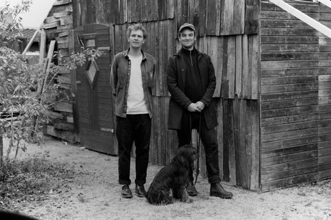 Laurenz Raschke (links) und Katejan Skurski haben für ihre Ausstellung "St. Beisel" eine ganze Holzhütte aus der Rhön in den Gießener Ausstellungsraum verfrachtet.  Foto: Studio Beisel 