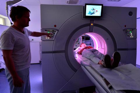 Um einen detaillierten Blick etwa in die Lunge werfen zu können, ist häufig ein CT notwendig.  Symbolfoto: Martin Schutt/dpa 