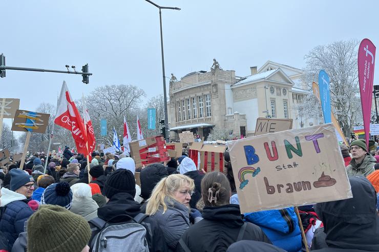 Anti-AfD-Demo in Gießen: Besucher trotzen der Kälte