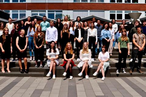 stolz-und-bewunderung-f-r-abiturienten-der-gie-ener-ostschule