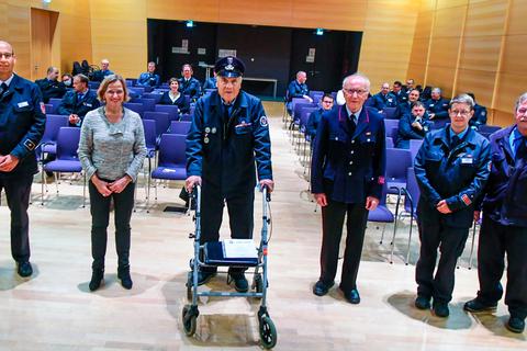 Herzlichen Glückwunsch: Die höchsten Auszeichnungen beim Ehrungsabend erhalten Frank Mathes, Stelio Baxa, Wilhelm Seipp, Thomas Wagner und Sophie Wagner (v.l.). Dietlind Grabe-Bolz dankt ihnen für das Engagement. Foto: Jung  