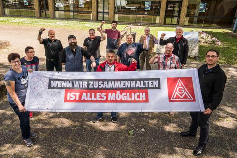 Klare Aussage: Vor der Kongresshalle zeigen die Delegierten Stärke und Verbundenheit. Foto: Rumpenhorst/IG Metall 