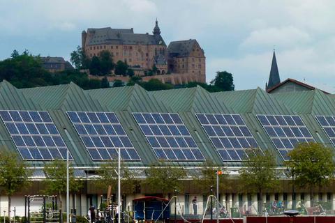 "Die Städte müssen insgesamt grüner werden": Marburg möchte auch auf privaten Dächern noch mehr Solaranlagen installieren.  Foto: Coordes 