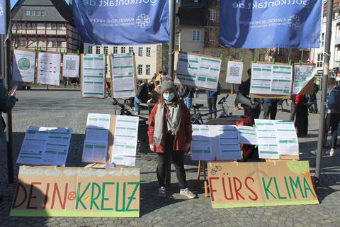 Die Sprecherin der „Students for Future“, Helena Renz, vor dem Infostand der Aktivisten am Kirchplatz. Foto: Leyendecker