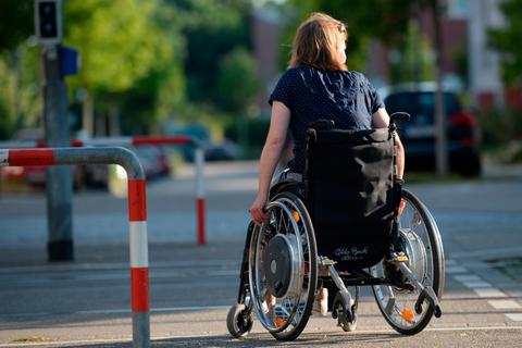 Hindernisse für Menschen mit Mobilitätseinschränkungen aus dem Weg räumen: Das ist eines der Ziele im neuen Koalitionsvertrag. Symbolfoto: Patrick Seeger/dpa 