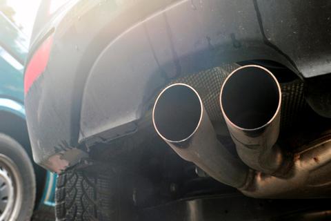 Autoabgase und Reifenabrieb tragen einen wesentlichen Teil zur Feinstaub- und Stickoxidbelastung bei.  Symbolfoto: dpa 