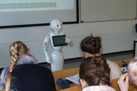In zehn Tagen ist Prüfung: Roboter Yuki bereitet die Studierenden mit Fragen aus den Klausuren vor, die sie unter Zeitdruck beantworten müssen.  Foto: Coordes 