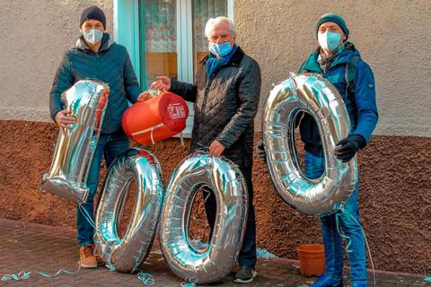 Freuen sich über große Spendenbereitschaft (v.l.): Andreas Schmidt (Diakonisches Werk Gießen), Prof. Heinz Zielinski und Andre Heinrich (Doktorand an der Uni Gießen), der sich zusammen mit anderen Studierenden für Obdachlose engagiert.  Foto: Patrick Sertel / Landesstiftung Miteinander in Hessen 
