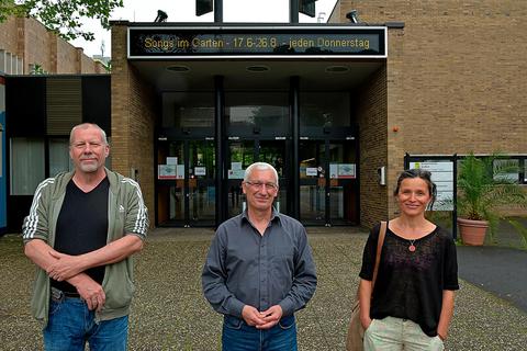Die Musiker Peter Herrmann (links) und die Harfenistin Cordula Poos nutzten das Angebot von Stadthallen-Geschäftsführer Sadullah Güleç und bieten bis Ende August eine wöchentliche Konzertreihe an. Foto: Schultz 