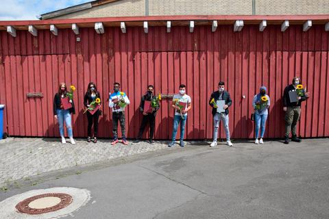 Qualifikations- und Erfahrungsspeicher gefüllt: die acht Absolventen der Jugendwerkstatt gGmbH. Foto: Helmsen 