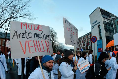 Auch in Gießen gingen die Ärzte auf die Straße, um für bessere Arbeitsbedingungen zu streiken.  Foto: Wißner 