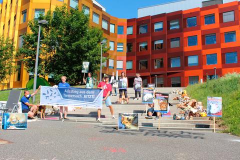 Zu den Aktivisten, die an der Ecke Schubertstraße/Aulweg demonstrieren, gehören Vertreter unterschiedlichster Berufsgruppen.  Foto: Docter 