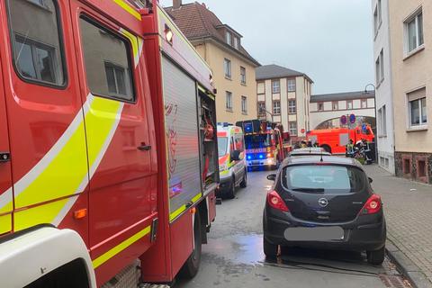 Die Feuerwehr kann den Brand in einem Haus in der Landgrafenstraße schnell unter Kontrolle bringen. Foto: Feuerwehr Gießen/Twitter 
