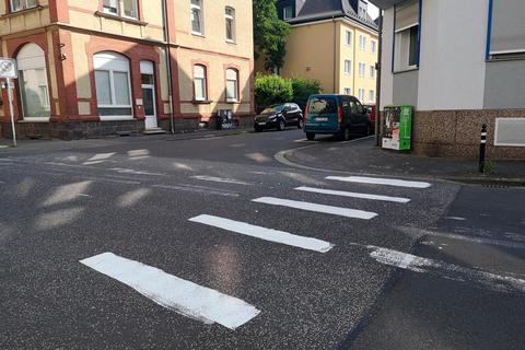 Die Stadt hat den Zebrastreifen am Dienstag wieder entfernen lassen. Foto: Mosel 