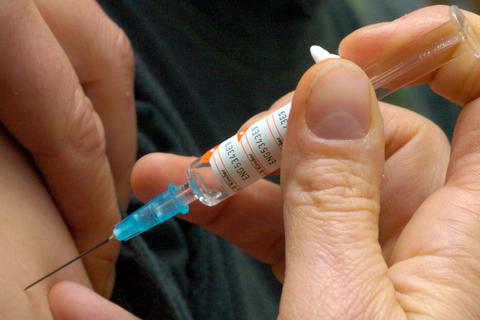Schutz möglich: Es gibt gegen Hepatitis B eine wirksame Impfung, die auch eine Infektion mit dem Hepatitis D-Virus zu verhindern hilft. Symbolfoto: dpa 