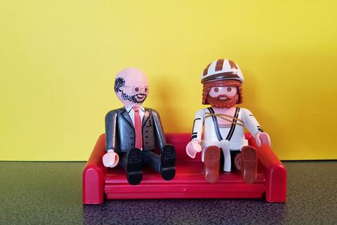 Im Playmobil-Setting: Playmobil-Dürer ist zu Gast auf dem roten Sofa von Playmobil-Beutelspacher. Foto: Mathematikum 