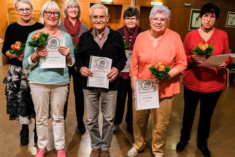 Seit 65 Jahren ist Christa Weber (rechts) Mitglied bei der Chorgemeinschaft. Weitere langjährige Mitglieder wurden ebenfalls geehrt Foto: Jung 