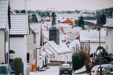 Schnee, Eisglätte und klirrende Kälte prägen das Bild auch in Allendorf.  Foto: Friese 