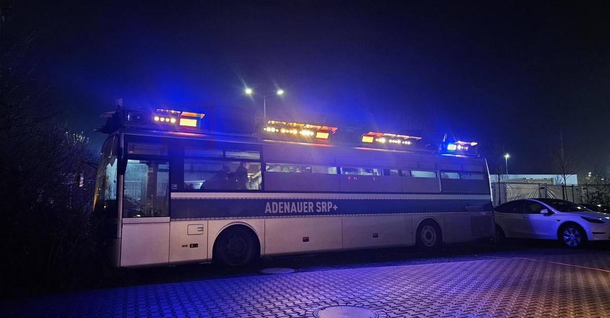 Gegen-AfD-Jugendorganisation-Protest-Bus-steht-in-Gie-en