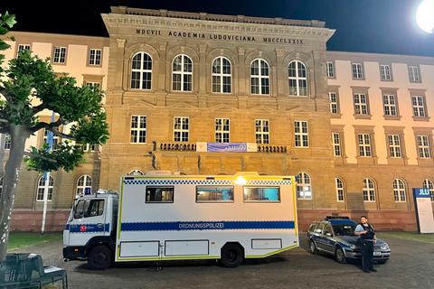 Nach den Ausschreitungen am vergangenen Wochenende blieb es dank Polizeipräsenz am Dienstag vor dem Uni-Hauptgebäude ruhig. Foto: Leyendecker 