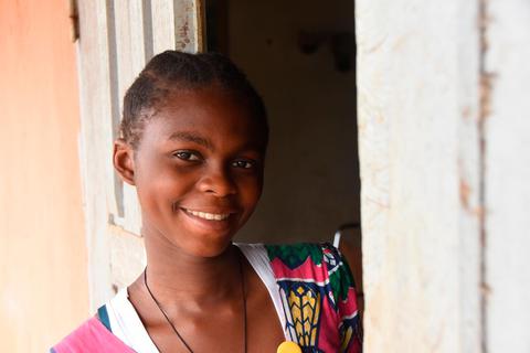 Auch durch Spenden aus Gießen: Christine (17) aus Kamerun wurde erfolgreich am Grauen Star operiert. Foto: CBM 