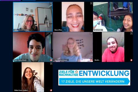 Gute Laune global: Die Teilnehmer während einer Diskussion zu den 17 Nachhaltigkeitszielen. Foto: Stadt Giessen 