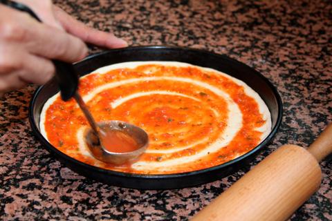 Das Gießener Unternehmen "Pizza Wolke" hat eine Tiefkühlpizza mit dem Namen "Champignons League" belegt. Jetzt kam Post vom Fußballverband Uefa. Symbolbild: lafota/stock.adobe 