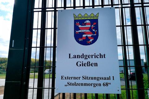 Der erste Prozesstag im Externen Sitzungssaal 1 des Landgerichts endete bereits nach der Anklageverlesung. Foto: Mosel 
