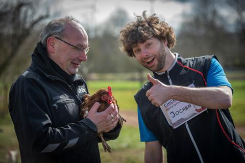 Hühner helfen: Der Verein Adonia hat mit seinem Sponsorenlauf Chicken Walk das Armenienprojekt von GAiN, links Leiter Klaus Dewald, unterstützt. Foto: GAiN 