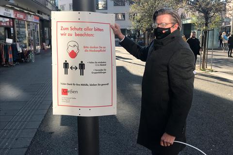 Mit rund hundert Plakaten will Bürgermeister Peter Neidel in der Fußgängerzone zum Tragen von Masken aufrufen.      Foto: Berghöfer 