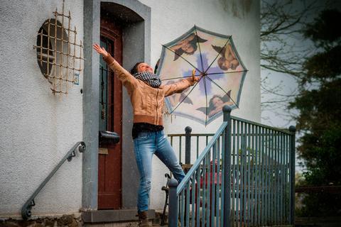 Dancing @ home oder vor der Türe, sogar im Regen: Cordula Poos motiviert zu mehr Bewegung.  Foto: Friese  