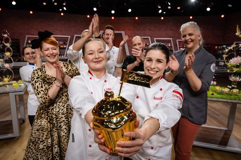 Alle freuen sich mit Team Rot über ihren Sieg bei der Sat.1-Show.