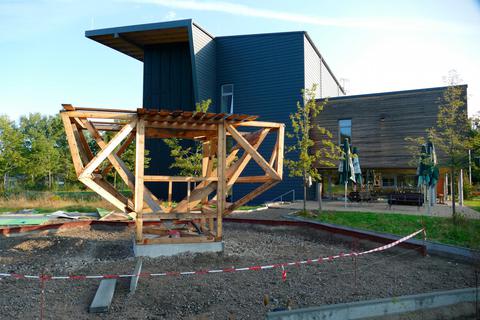 Der Boulderwürfel des Gießener Alpenvereins, der in den letzten Jahren neben dem Spitzbunker an der Hannah-Arendt-Straße gestanden hatte, ist auf die Wiese hinter das DAV Kletter- und Boulderzentrum umgezogen und wird dort in absehbarer Zeit zur Benutzung freigegeben. Daneben wird der Einbau einer fixen Slackline vorbereitet. Foto: (gt)/ Alpenverein 