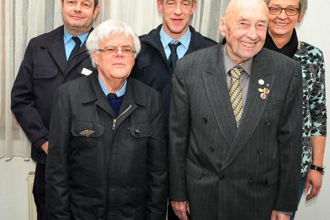Glückwunsch: Die Vorsitzende Susanne Möll ehrt Ernst Schöffmann, Alexander Jung, Klaus Zimmermann und Stefan Schöffmann (von rechts).  Foto: Jung  