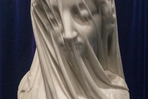 Schleier, Gesicht oder ein Klumpen Marmor? Die Skulptur "Die verschleierte Jungfrau".   Foto: Shhewitt, CC BY-SA 4.0 