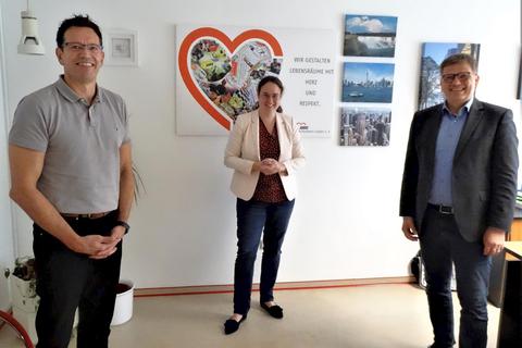 Beeindruckt: Awo-Geschäftsführer Jens Dapper und die beiden SPD-Landtagsabgeordneten Lisa Gnadl und Frank-Tilo Becher (von links). Foto: Schimmel