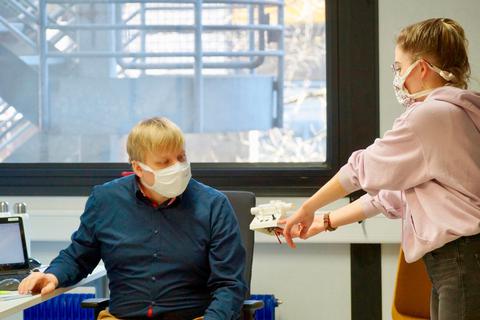 Schnell und vergleichsweise preisgünstig: Dr. Bastian Leutenecker-Twelsiek und Caroline Sommer diskutieren die neuste Version des Zusatzgeräts für ein CPAP-Gerät.   Foto: Uni Marburg/Koch 