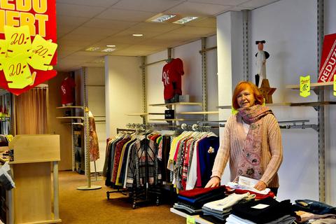 Die Regale sind schon gut leer geräumt: Margit Ernstberger, Inhaberin des Modehauses Becker in Wieseck, ordnet die letzten Dinge in ihrem Geschäft. Foto: Czernek