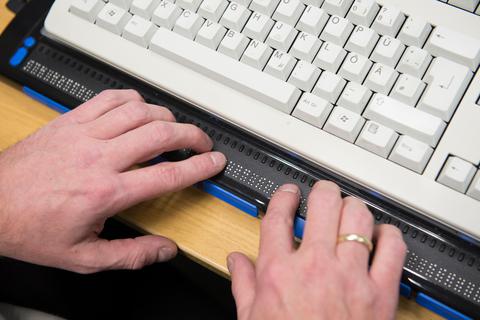 Mit den Fingern lesen: Die Braillezeile am Computer übersetzt die Worte, die sich sonst auf dem Bildschirm finden, für blinde und sehbehinderte Nutzer.   Symbolfoto: dpa 