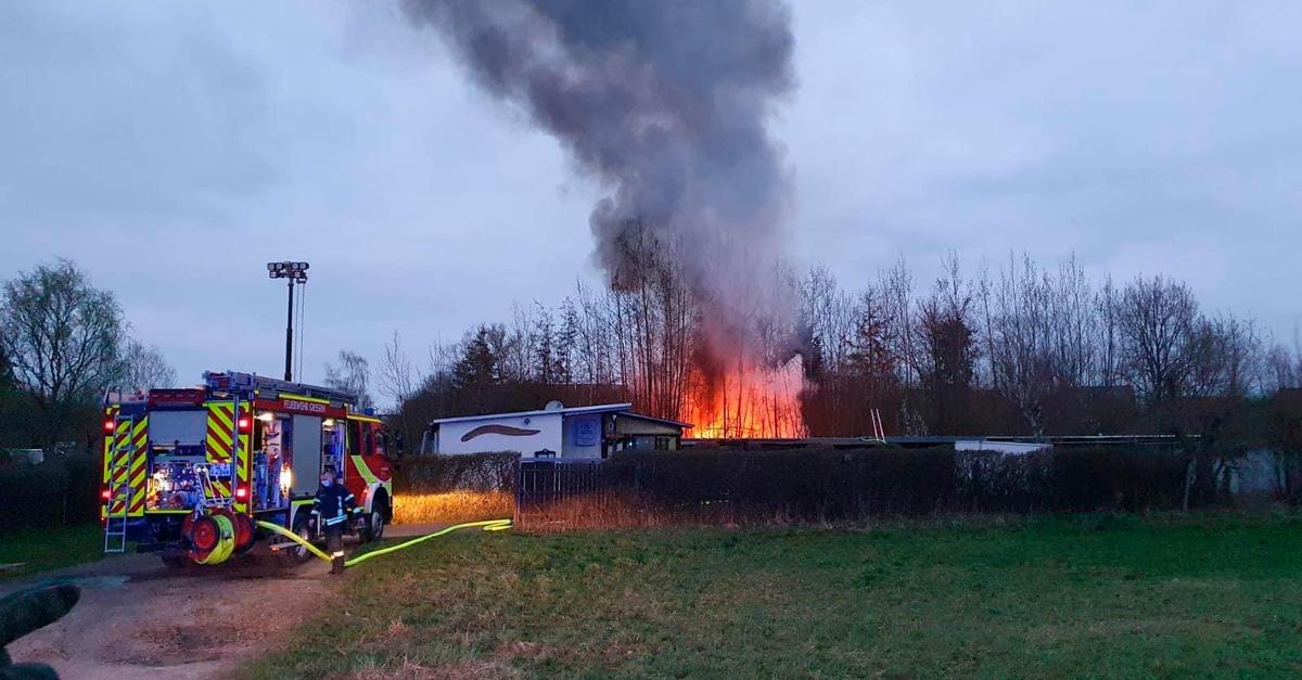 Brand in Gartenanlage Gefahr durch explodierende Gasflaschen