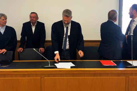 Im Woolrec-Prozess fordert die Staatsanwaltschaft hohe Geldstrafen für die beiden Angeklagten Edwin F. (2. v. l.) und Stefan G. (2. v. r).  Foto: Steffen Gross 